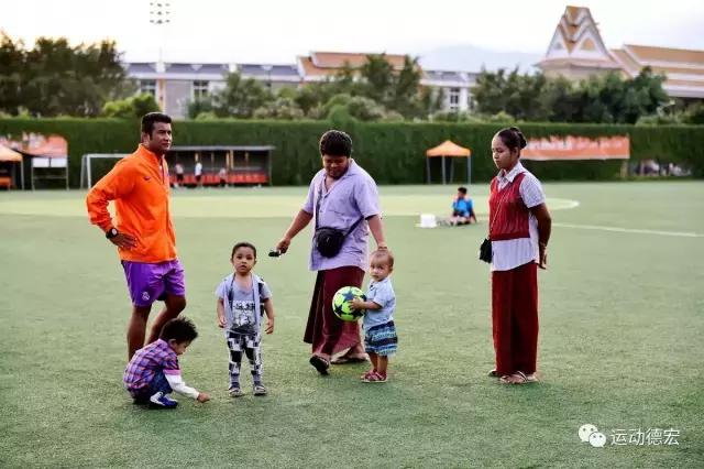 缅甸打足球的男人,缅甸人踢足球视频