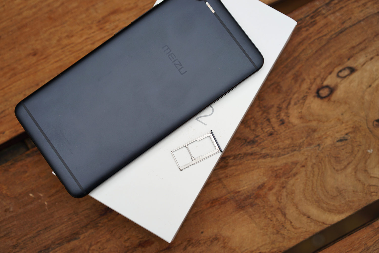 魅蓝e2闪光灯测评,魅蓝E2有什么优点