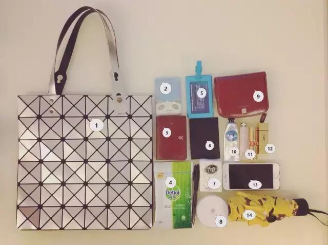 夏日翻包大作战！万万没想到，路人的包比女明星的包包精彩一百倍！