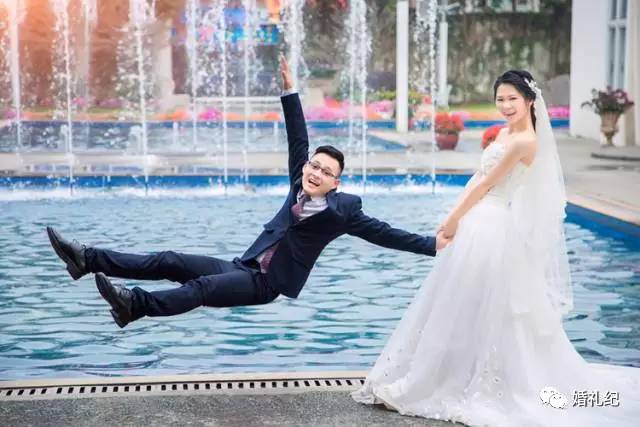 摄影师亲手教新人摆婚纱照造型,6种必拍的婚纱照风格