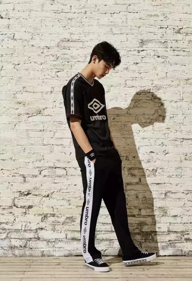 一串字logo,一串字母的衣服商标