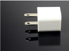 宝宝舔充电线头会被电死吗,婴儿舔充电头触电