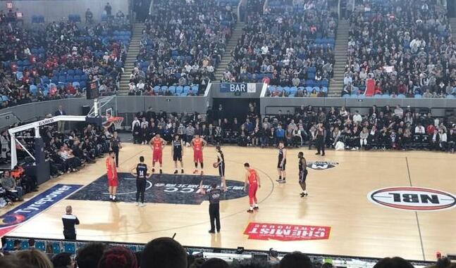 惊了个呆,中国男篮被裁判针对四人在场打球