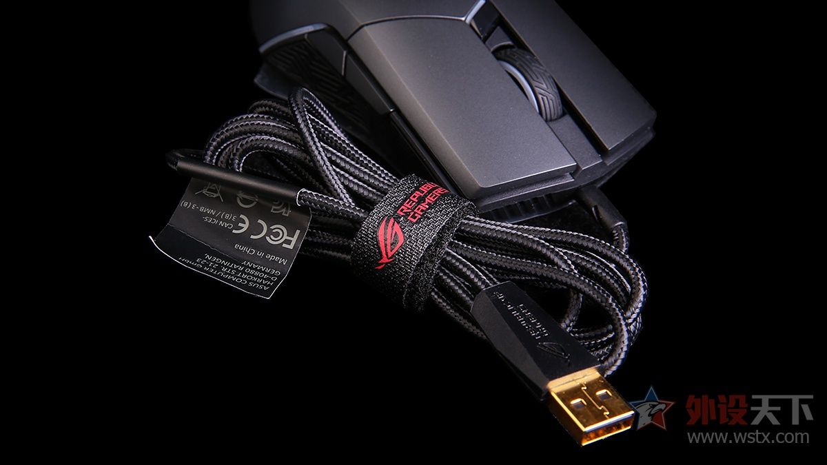 小手玩家的福音，玩家国度这款电竞鼠标针对中小手型设计，拥有便捷的可更换微动和侧键功能