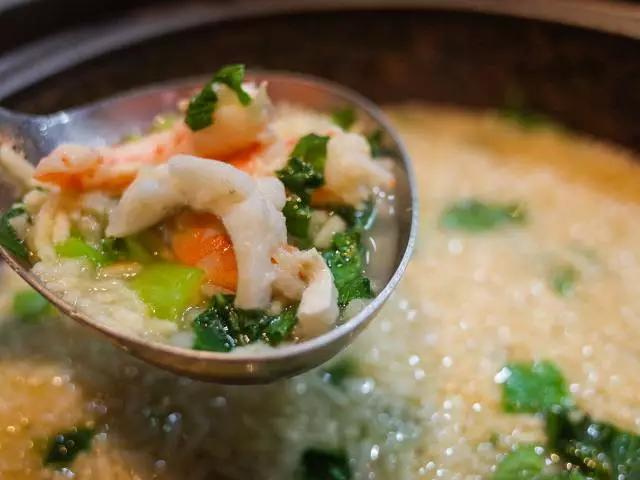 一天卖掉60只生烤乳鸽，卤切肥肠要配小米酒！杭州的深夜小酒馆是这样的