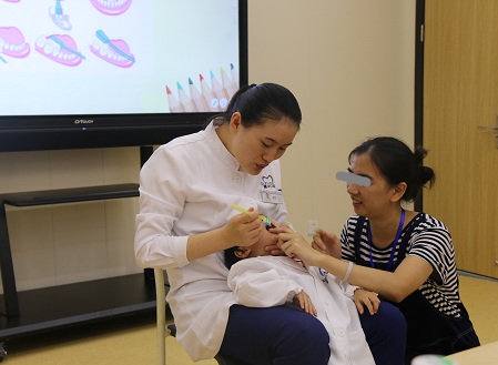 宝宝刷牙把牙膏水吞了,儿童刷牙吞牙膏怎么办