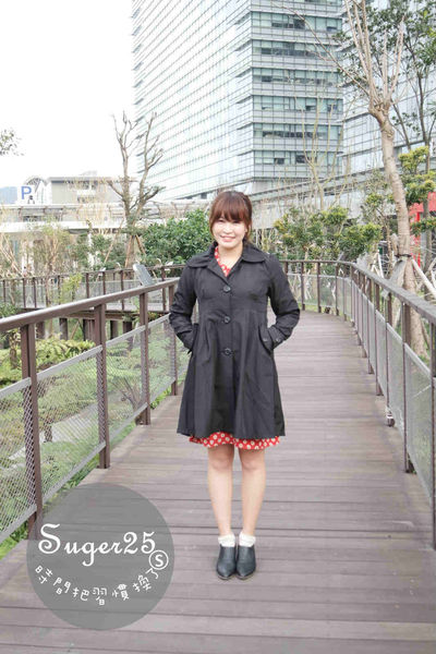 抢眼红色系碎花洋装+苏格兰红格裙,显瘦早春穿搭!