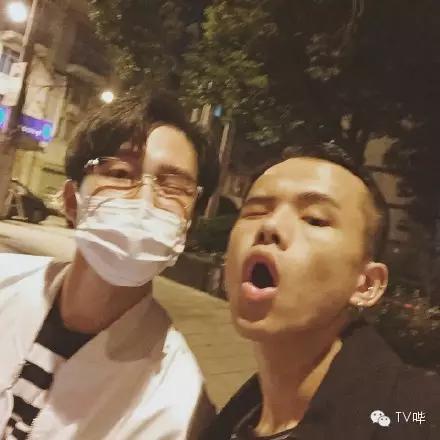 靠一只马克笔化妆为人间*物尤**！深扒网红艾克里里和他的娇喘助理！