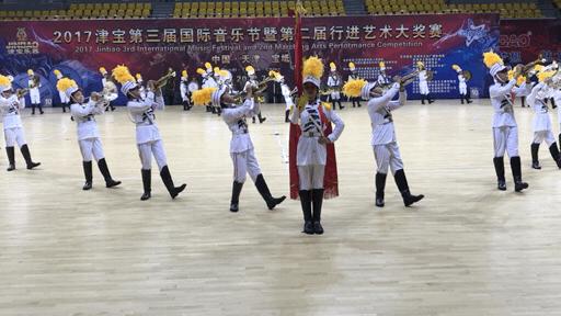 FightOn!全国21所学校在宝坻比赛行进艺术，天津海河中学、41中的学生“帅拉风”