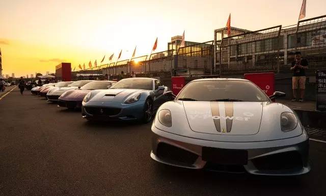 这是一场假的燃油发布会，现场全是法拉利*博兰**基尼等超豪