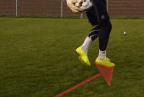 维维足球头球教学视频,足球手抛球怎么抛得远