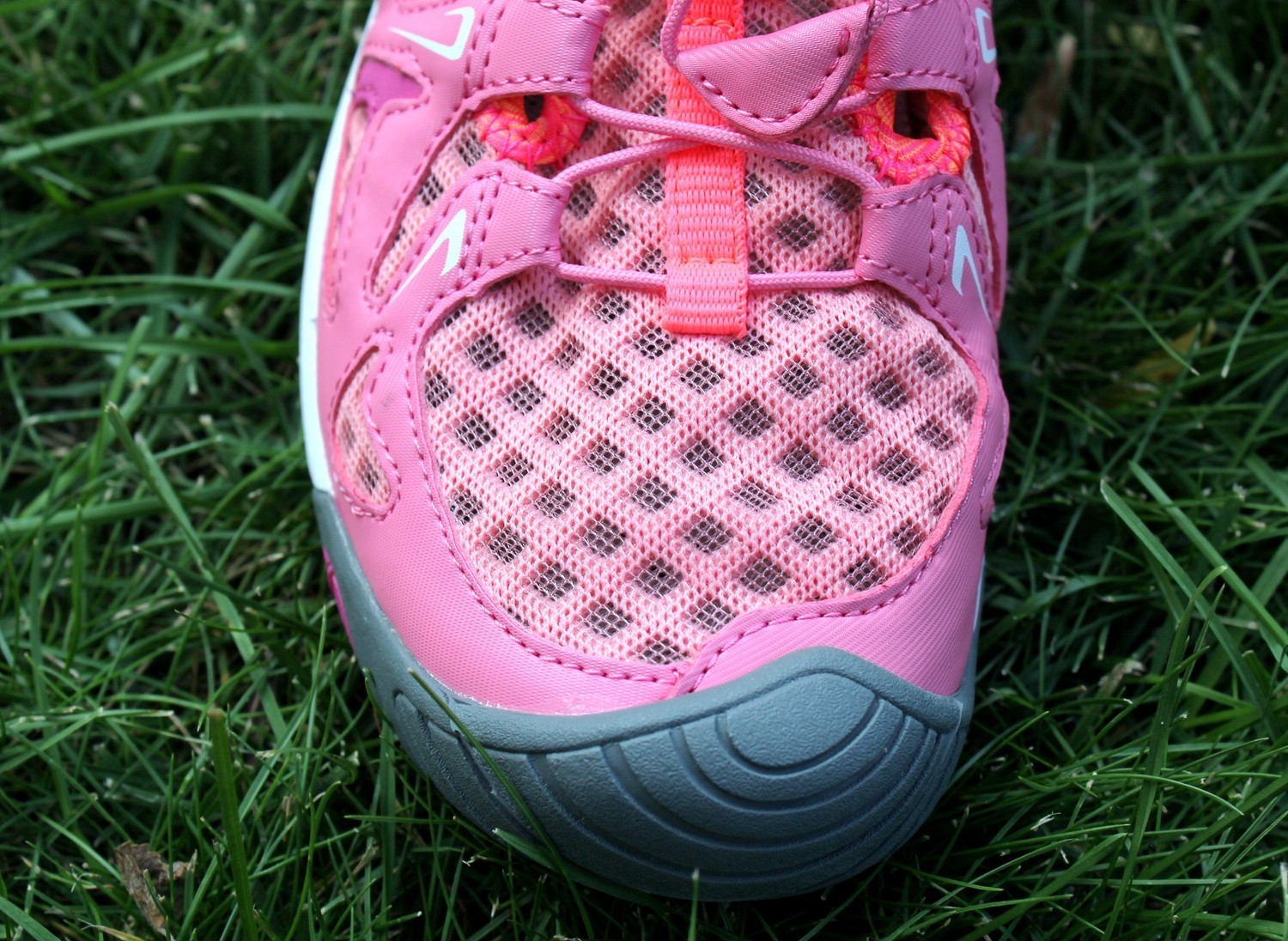 感受一份属于我的清凉——洛弛红Clorts户外溯溪鞋3H027D体验