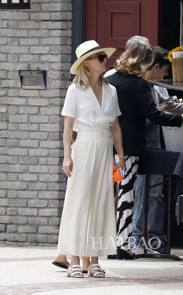 夏日质感型格还属Monochrome!傻脸娜、Gigi带头引领顺色搭配:“专一”这件事,在穿衣上同样有魅力!