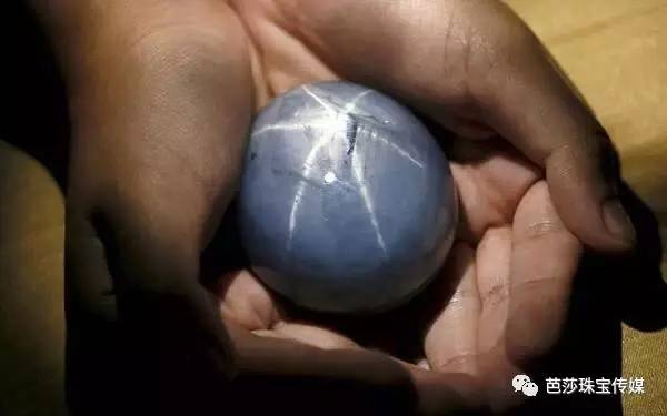 世界最大黑色星光蓝宝石多少钱,世界最顶级的星光蓝宝石