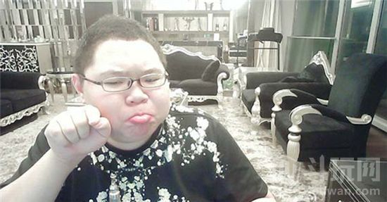 pdd骚猪搬家视频,骚猪pdd坐电脑桌前