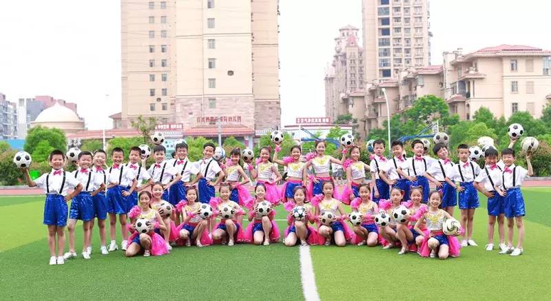 增添足球元素，完全自编自导，并最终一举夺得全区冠军，这能耐真不一般！