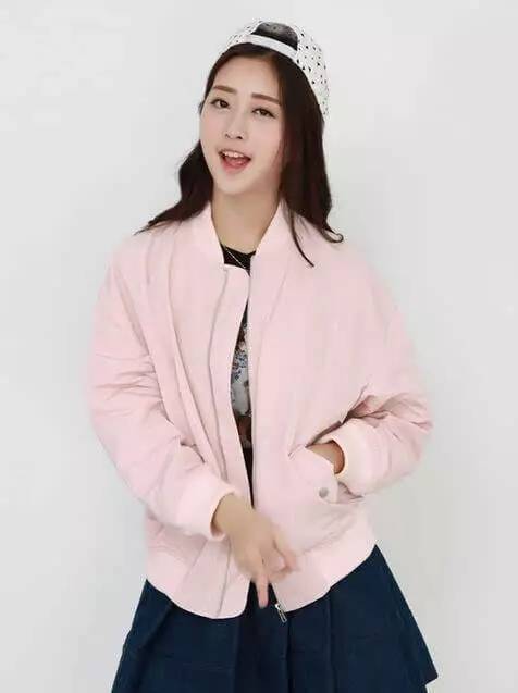 青年韩版休闲男潮流绿色搭配,韩版皮鞋和休闲衣服搭配