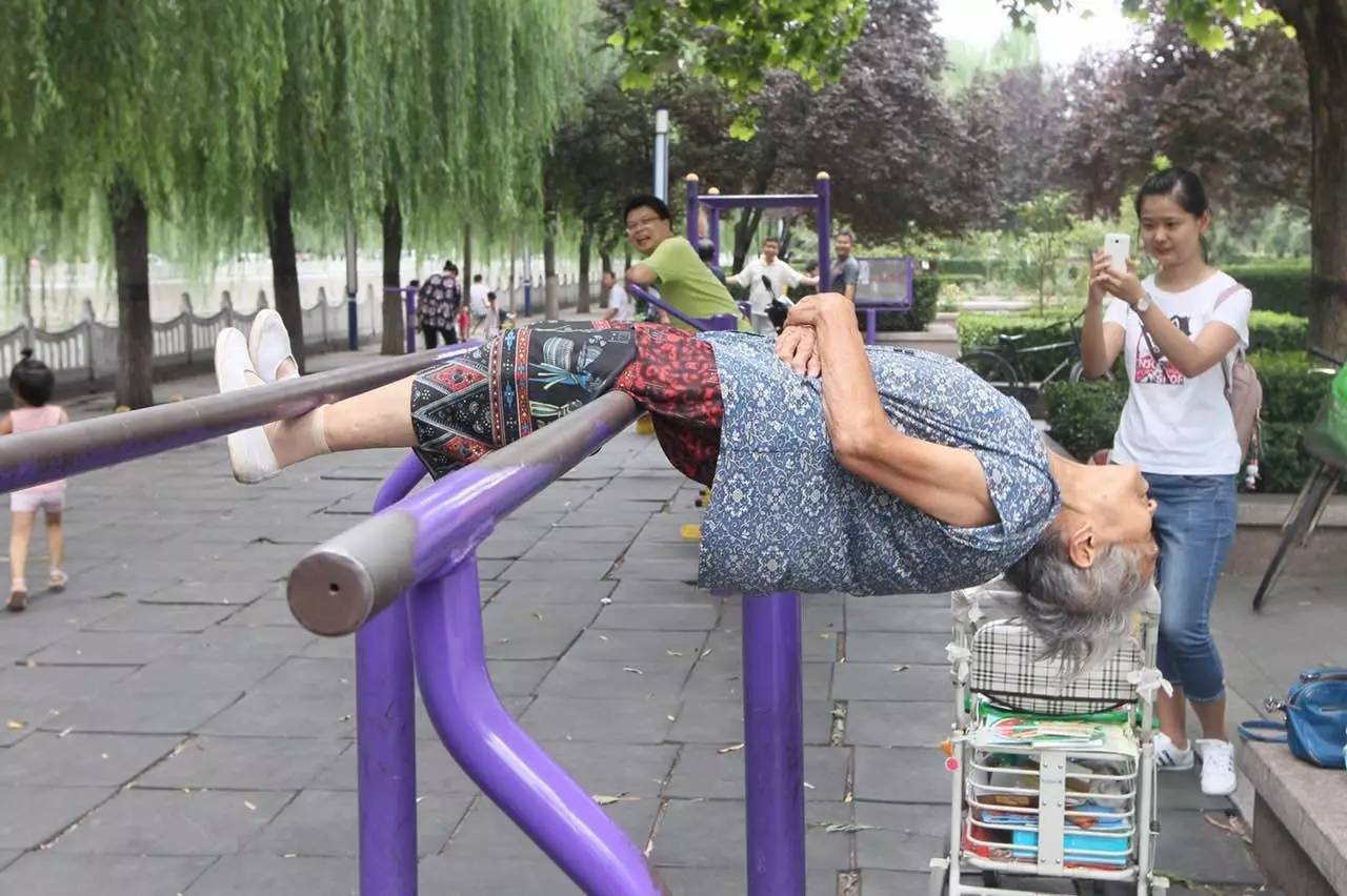 双杠老奶奶,七旬奶奶倒挂单杠一字马