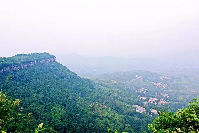 它被称作天上王城，更有中华第一崮美名，薄雾氤氲景色迷人