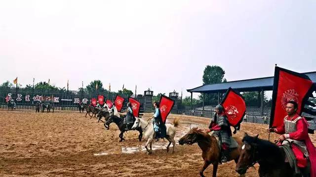 它被称作天上王城，更有中华第一崮美名，薄雾氤氲景色迷人