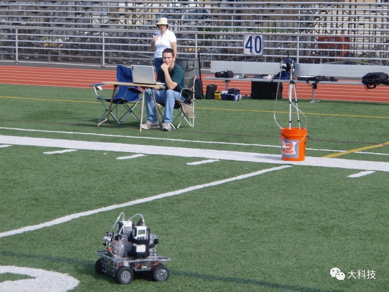 人造草坪足球场施工,人造草坪静电怎样消除