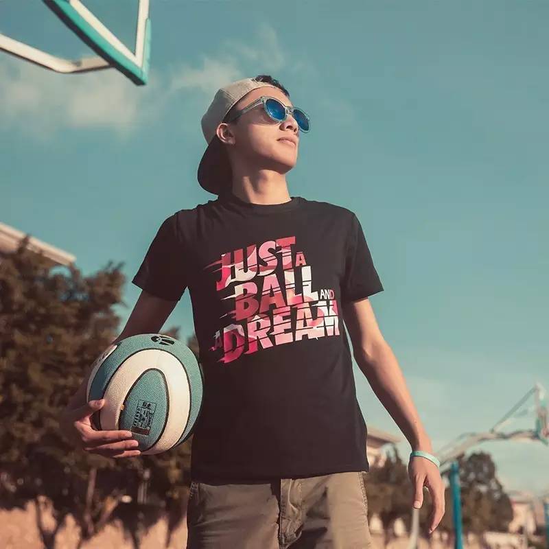 「开卖」穿上这件黑色T恤，打球也可以很潮！