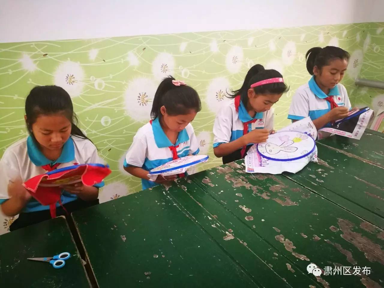 打乒乓球的快乐小朋友,打乒乓球的小朋友背景绘画