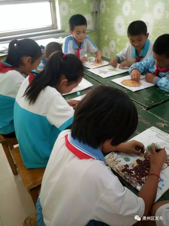 打乒乓球的快乐小朋友,打乒乓球的小朋友背景绘画