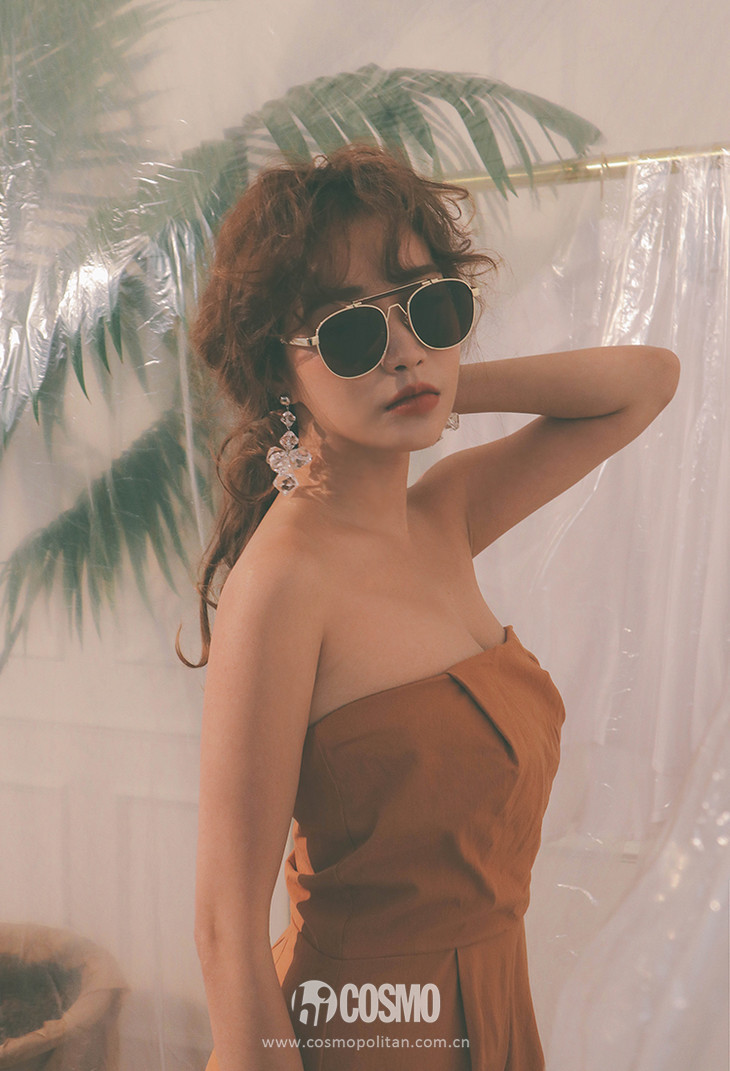 这些衣服太好看每件都想买，老板能预支下月工资不？