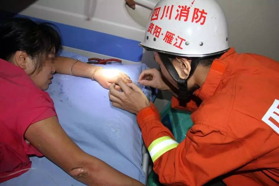 戒指卡手肿胀痛消防救援解难题,戒指卡住受伤手指消防及时排险