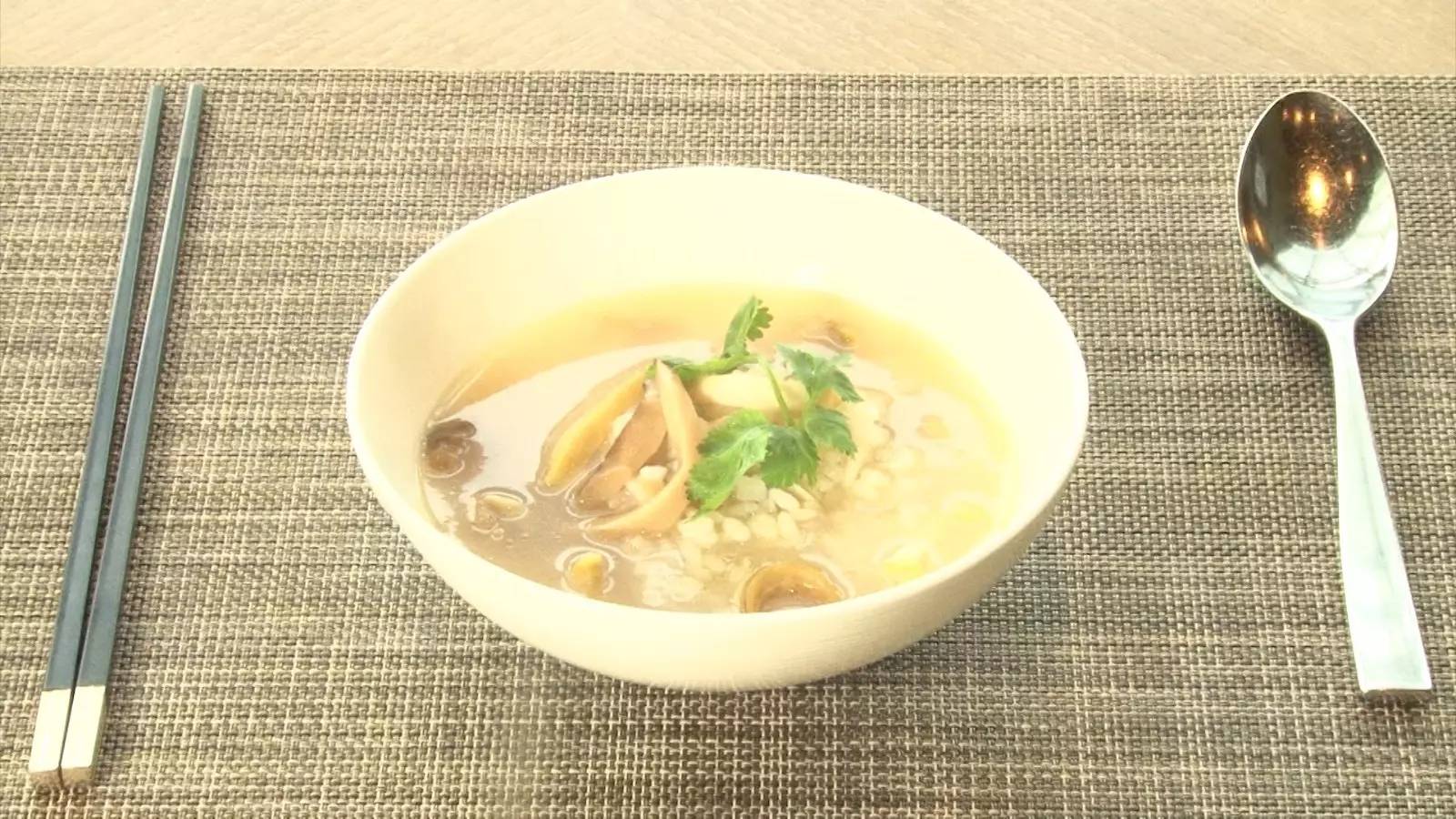 一家开在43楼的空中餐厅，去这里吃饭你得带上两个胃