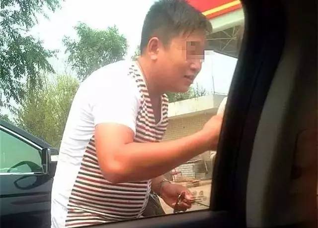 不小心开到高速收费站外面怎么办,如何缓解高速收费站的尴尬问题