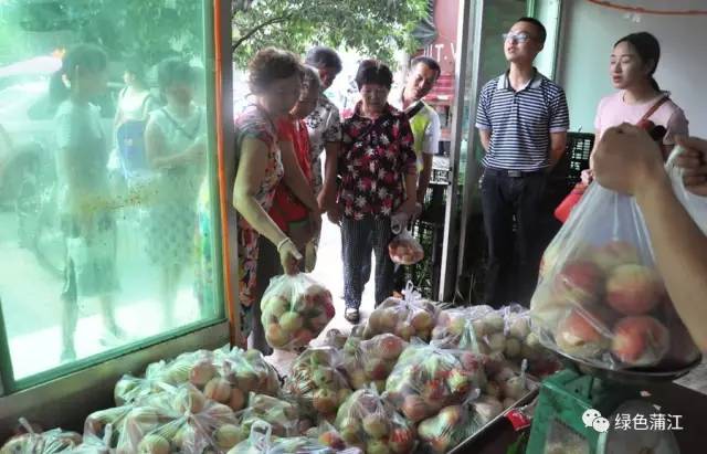 蒲江县认购泸定水蜜桃9万余斤 帮助果农度过难关