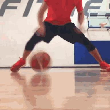 教学库里投篮动作,单手左右拉球胯下运球训练方法