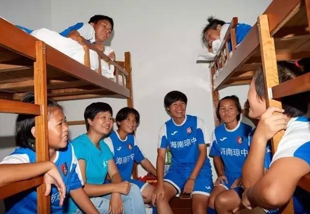 这群15岁就会结婚的女孩，一边捡垃圾一边踢球，竟连续三年勇夺世界冠军
