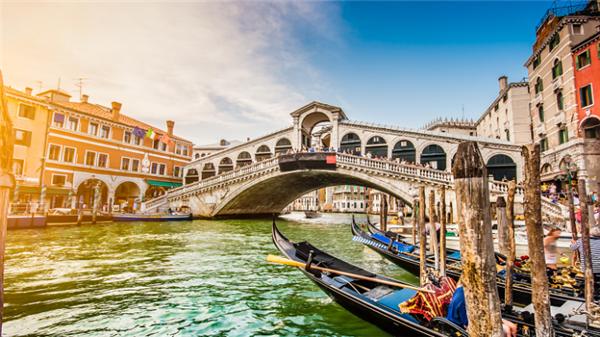 威尼斯：一半浮华，一半叹息｜跟着电影去旅行