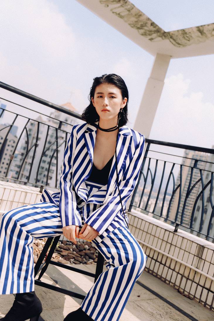 脱下校服，变成教导主任最讨厌的模样