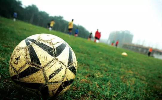 这群15岁就会结婚的女孩，一边捡垃圾一边踢球，竟连续三年勇夺世界冠军