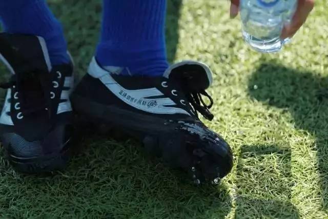 这群15岁就会结婚的女孩，一边捡垃圾一边踢球，竟连续三年勇夺世界冠军