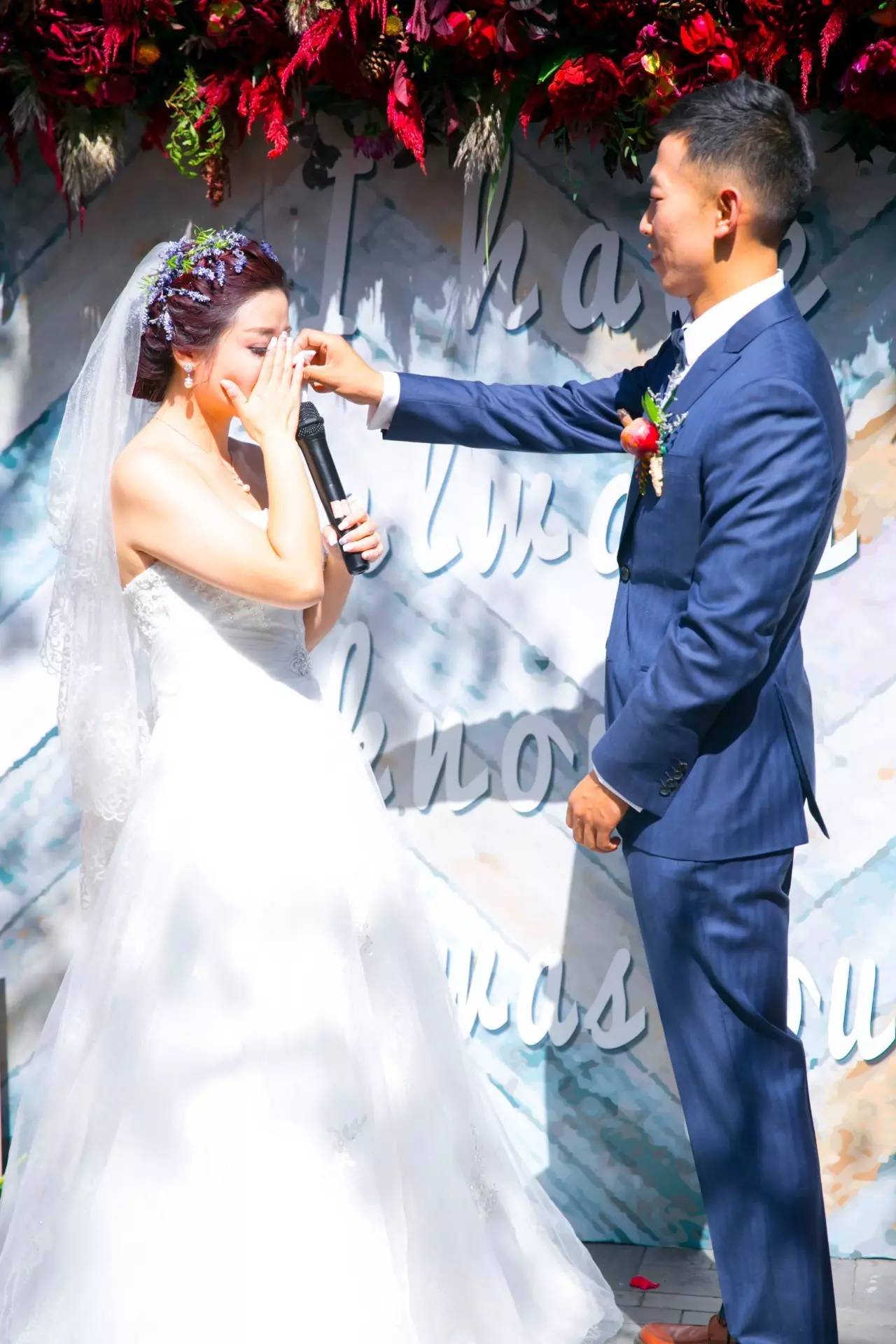 庭院婚礼中式红色系,红蓝撞色庭院中式婚礼