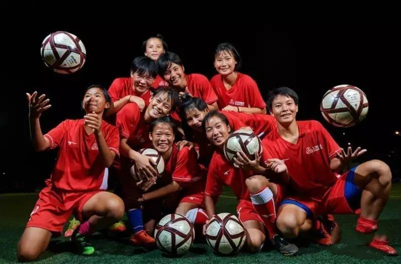 这群15岁就会结婚的女孩，一边捡垃圾一边踢球，竟连续三年勇夺世界冠军