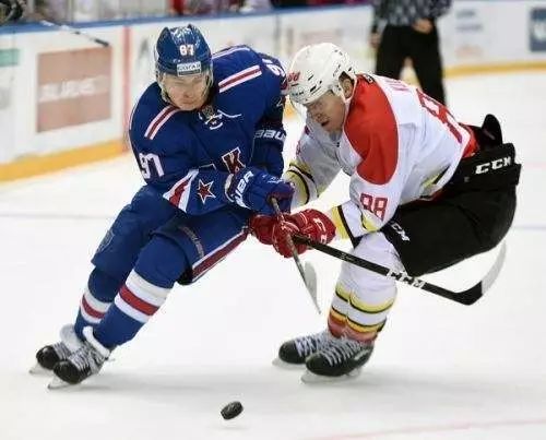 冰球撞肩犯规吗,冰球里的门区越位是什么