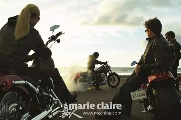 不局限哈雷和滑板文化，酷女孩需要一点“火元素”