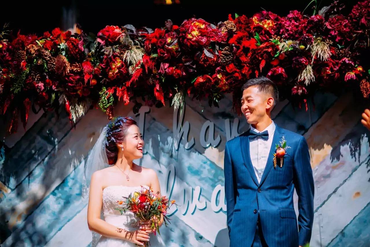 庭院婚礼中式红色系,红蓝撞色庭院中式婚礼
