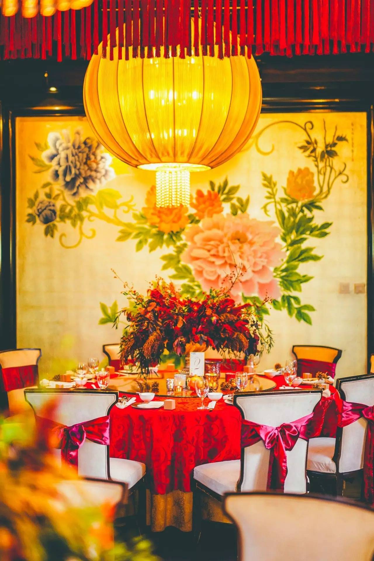 庭院婚礼中式红色系,红蓝撞色庭院中式婚礼