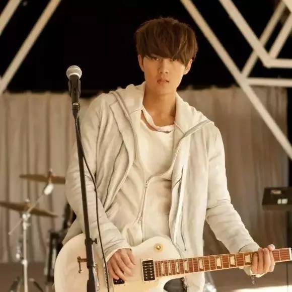 吴克群失聪，杰伦先天脊椎病，还有人录制现场心脏病发，乐坛创作型歌手压力大啊！