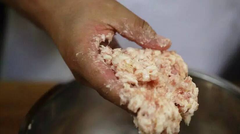 在家自己做狮子头怎样好吃,狮子头怎么做才能滑嫩不散不油炸