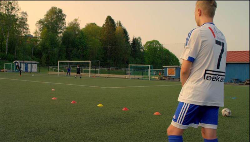 欧洲微笑17把就钻一血虐国服，是LOL凉了还是国服太菜？