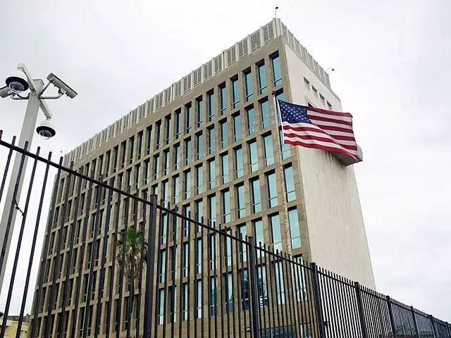 甘孜微报丨我州与川航集团重组康定机场协议在蓉签订；雅康高速飞仙关隧道实现双向贯通