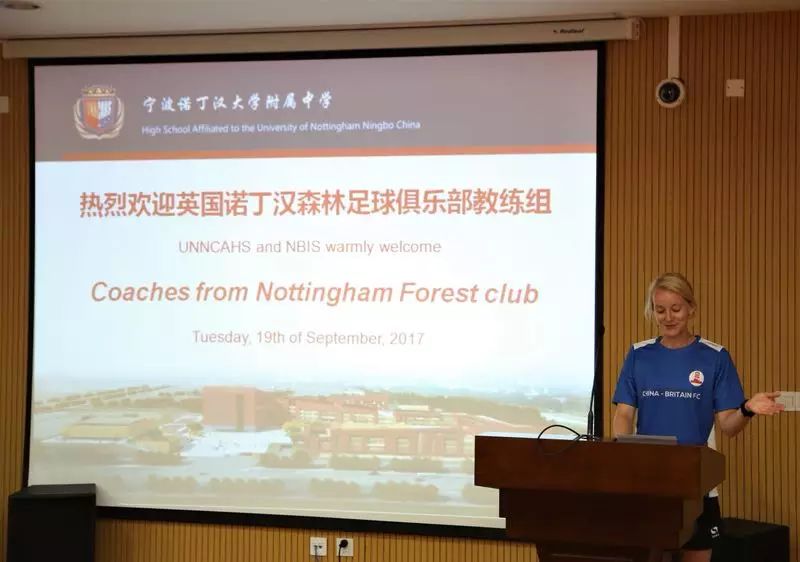 欧冠球队给诺中学生上足球课